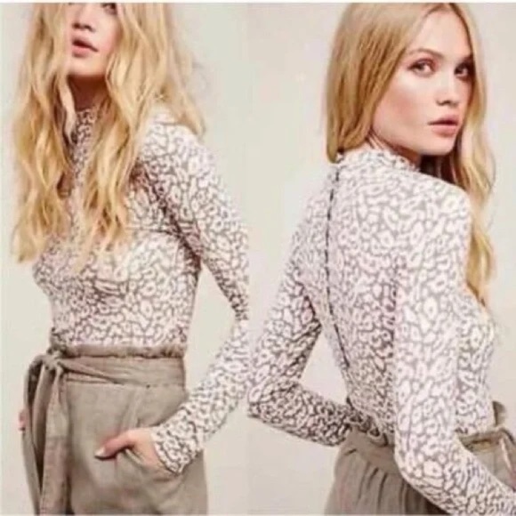 Free People Mock Neck Button Back Long Sleeve Tee Purple Leopard Womens Size M - Picture 1 of 7